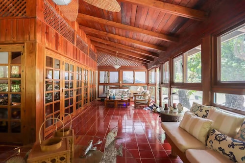 Elegant Villa w/ Pool Table and Golf Cart