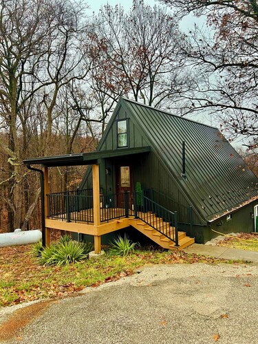 2-bedroom chalet with forest view and hot tub