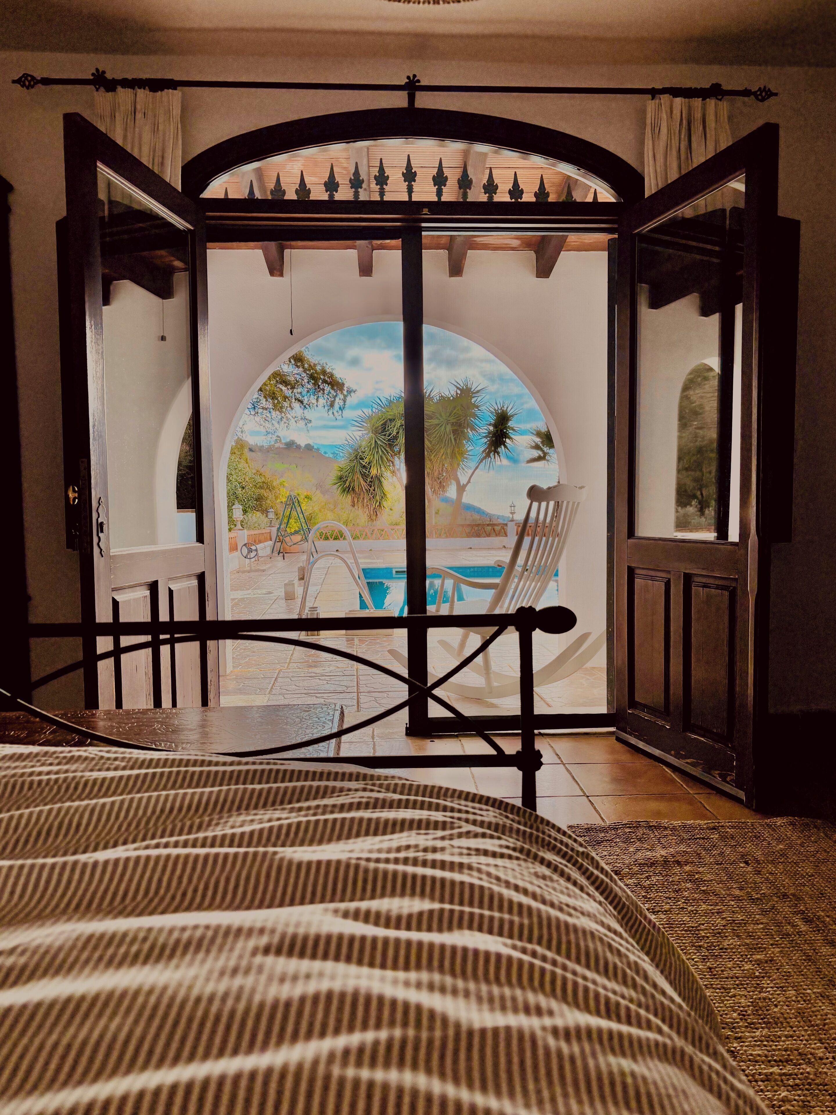 Caja de seguridad en la habitación y tabla de planchar con plancha 