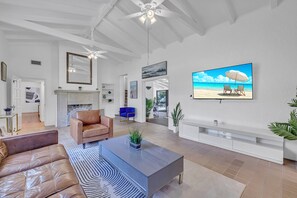 Living area - Stunning Tropical Getaway Steps To The Beach- Private Pool And Hot Tub (Hollywood)