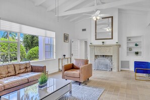Living area - Stunning Tropical Getaway Steps To The Beach- Private Pool And Hot Tub (Hollywood)