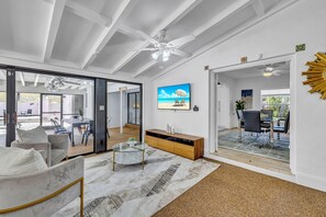 Living area - Stunning Tropical Getaway Steps To The Beach- Private Pool And Hot Tub (Hollywood)