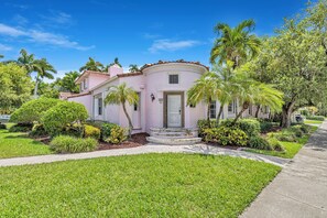 Exterior - Stunning Tropical Getaway Steps To The Beach- Private Pool And Hot Tub (Hollywood)