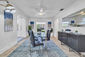 Interior - Stunning Tropical Getaway Steps To The Beach- Private Pool And Hot Tub (Hollywood)