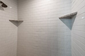Regadera, secadora de cabello, toallas, papel de baño 