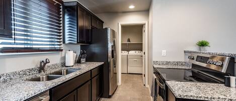 Kjøleskap, mikrobølgeovn, ovn og kokeplater