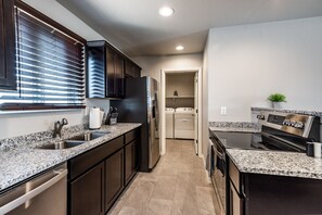 Kylskåp, mikrovågsugn, ugn och spishäll