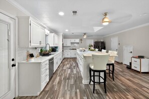 Fridge, microwave, oven, stovetop - Poolside Paradise 5-bedroom house located near Palo Duro Canyon (Amarillo)