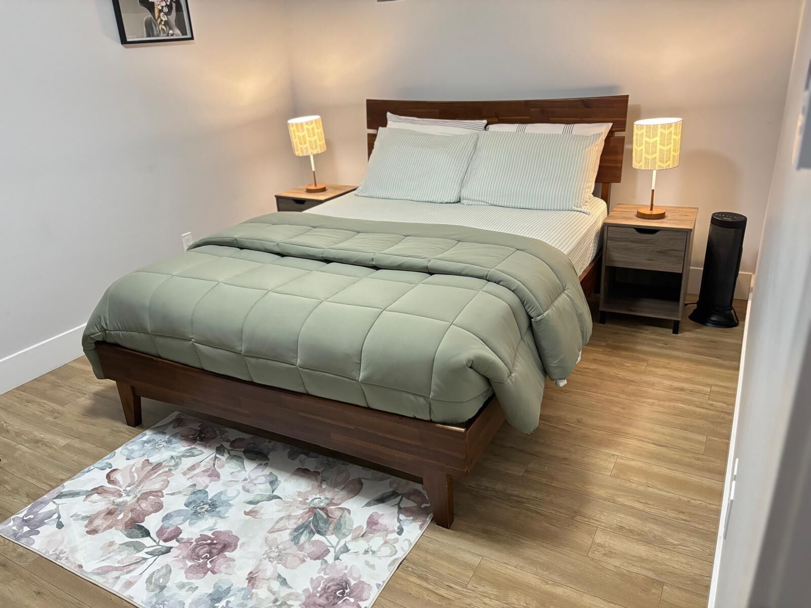 Tabla de planchar con plancha, internet y ropa de cama 