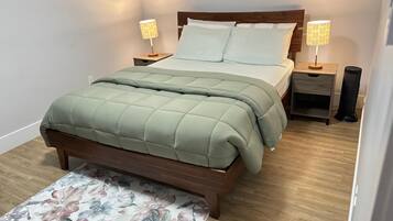 Tabla de planchar con plancha, internet y ropa de cama