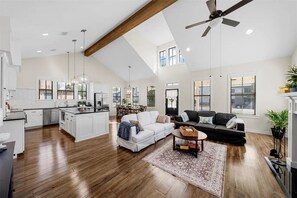 Smart TV, fireplace - 8th Street Cottage (Waco)