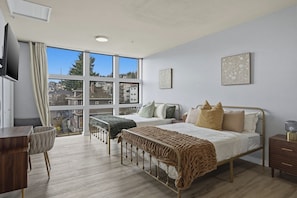 2 bedrooms, iron/ironing board, WiFi, bed sheets -
Traveler's Dream Cityscape with Space Needle views (Seattle)