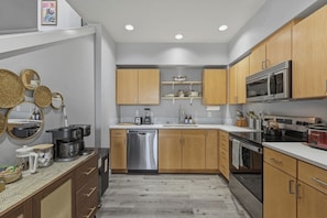 Microwave, oven, stovetop, dishwasher - 
Traveler's Dream Cityscape with Space Needle views (Seattle)
