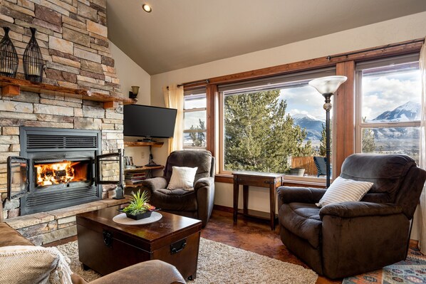 Smart TV, fireplace - Adorable Montana Cabin by Yellowstone! (Emigrant)
