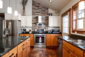 Fridge, microwave, oven, dishwasher - Adorable Montana Cabin by Yellowstone! (Emigrant)