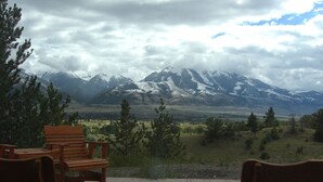 A wooden deck with benches overlooking a mountainous landscape. - Adorable Montana Cabin by Yellowstone! (Emigrant)
