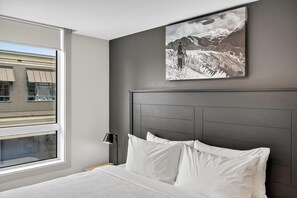 Travel crib, free WiFi, bed sheets - Downtown Suite | Kitchen + Near Mountain Resort (Revelstoke)