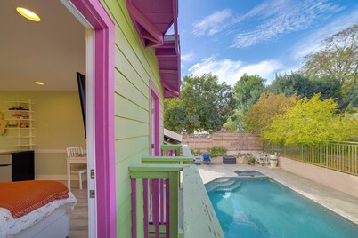 Walk to Festival of Lights: Cozy Couple's Retreat