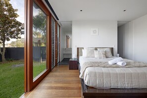 6 bedrooms, iron/ironing board, WiFi, bed sheets