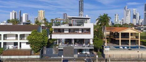 المنشأة من الخارج