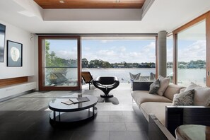 TV, fireplace - Chevron Island Luxe Escape (Surfers Paradise)