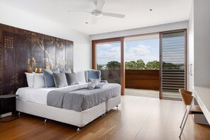 6 bedrooms, iron/ironing board, WiFi, bed sheets