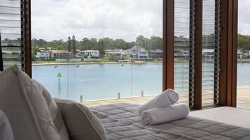 6 bedrooms, iron/ironing board, WiFi, bed sheets