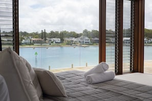 6 bedrooms, iron/ironing board, WiFi, bed sheets