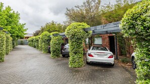 Property grounds - Goodwood Bloom Retreat (Richmond)