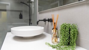 Shower, hair dryer, towels - Goodwood Bloom Retreat (Richmond)