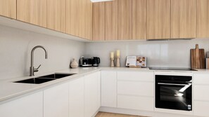 Fridge, microwave, oven, stovetop - Marys Tide & View Vista at Long Beach (Long Beach)