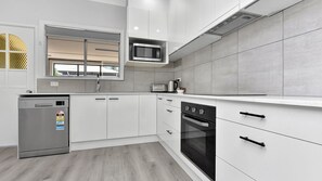 Fridge, microwave, oven, stovetop - Cessnock Country Gateway to Vineyards View (Cessnock)