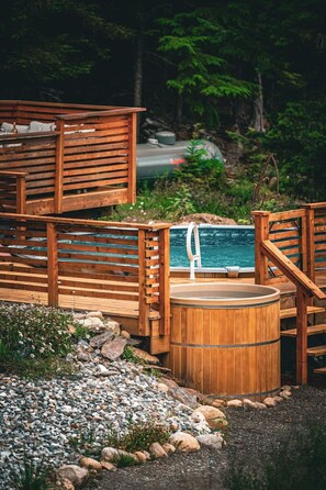 Outdoor spa tub