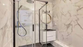 Haartrockner, Handtücher, Seife, Toilettenpapier