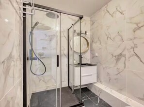 Haartrockner, Handtücher, Seife, Toilettenpapier