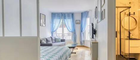 Iron/ironing board, WiFi, bed sheets