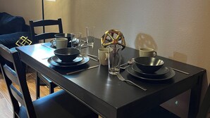 Et spisebord dækket med tallerkner, skåle, glas og bestik.