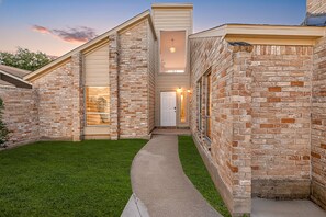 Exterior detail - Houston Energy Corridor Home (Houston)