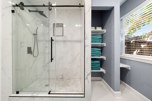 Douche, serviettes fournies, papier toilette
