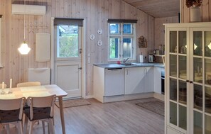 Fridge, microwave, oven, stovetop - Lovely home in Sjølund with WiFi (Sjølund)