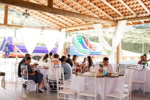 تناول الطعام بالخارج