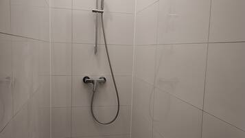 Quarto clássico | Banheiro | Chuveiro, toalhas de banho, papel higiênico