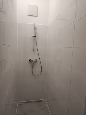 Rom – classic | Bad | Dusj, håndklær og toalettpapir