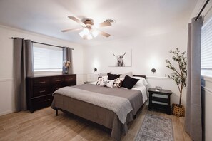 Room - Hilltop Hacienda 3-2-2 in Ft Worth with easy access to all the local attractions (Fort Worth)