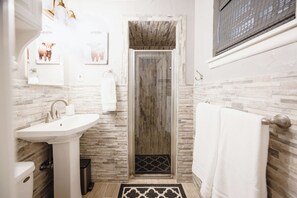 Dusche, Haartrockner, Handtücher, Seife