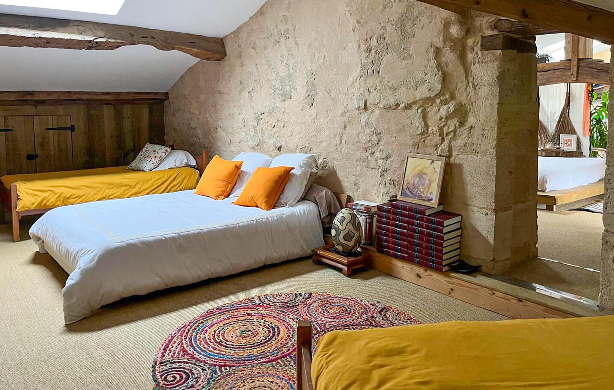 Un dormitorio rústico con dos camas, un ventanal y vistas al exterior.