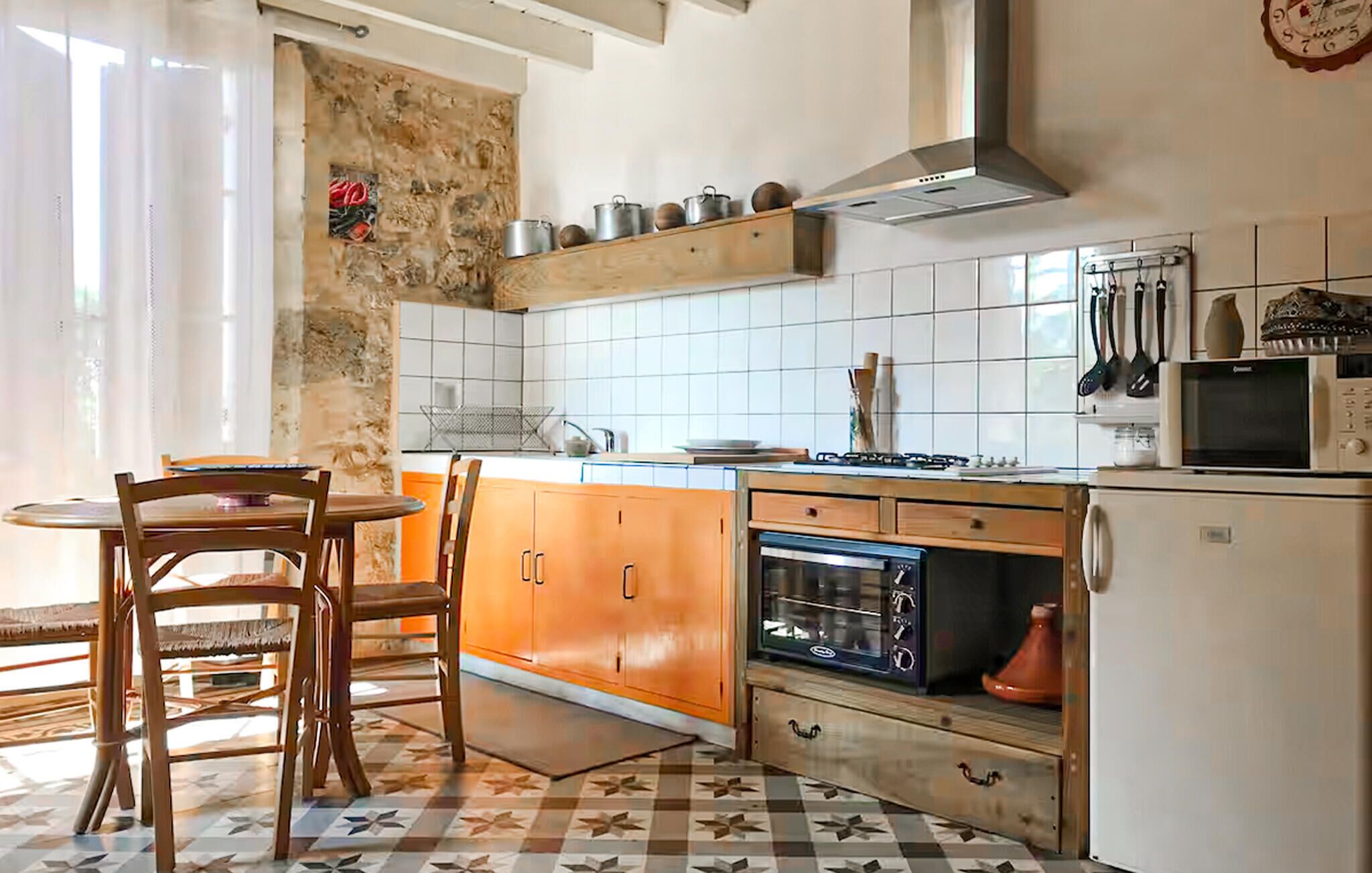 Jääkaappi, uuni, liesi, astianpesukone