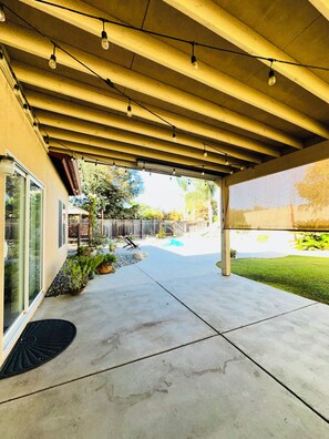 Terrace/patio - Cozy home with swimming pool is on a quiet cul-de-sac in Northwest Bakersfield (Bakersfield)