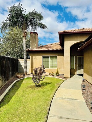 Exterior - Cozy home with swimming pool is on a quiet cul-de-sac in Northwest Bakersfield (Bakersfield)