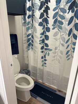 Hair dryer, towels, soap, shampoo - Cozy 1-bedroom apartment in Prime Location! (Houston)